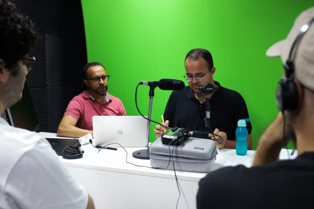 Equipe Audiovisual da Sead Ufes recebe projeto de extensão de Odontologia para gravação de locução